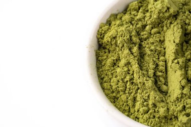 Kına, buğday çimi ya da beyaz arka planda kibrit tozu