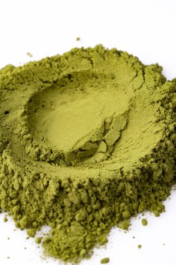 Kına, buğday çimi ya da beyaz arka planda kibrit tozu