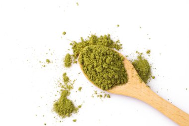 Kına, buğday çimi ya da beyaz arka planda kibrit tozu