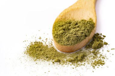 Kına, buğday çimi ya da beyaz arka planda kibrit tozu