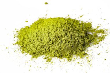 Kına, buğday çimi ya da beyaz arka planda kibrit tozu