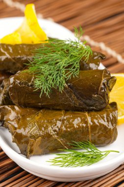 Lezzetli Türk yemeği dolması. Doldurulmuş üzüm yaprakları.