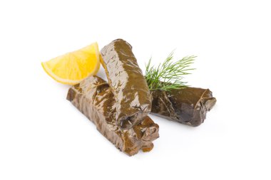Lezzetli Türk yemekleri, doldurulmuş asma yaprakları, beyaz arka planda.