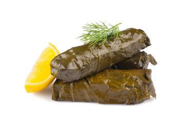Lezzetli Türk yemekleri, doldurulmuş asma yaprakları, beyaz arka planda.