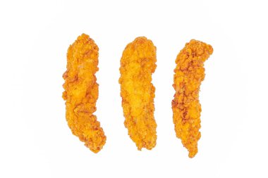 Beyaz arka planda kızarmış tavuk göğsü şeritleri. İzole edilmiş tavuk cipsi.