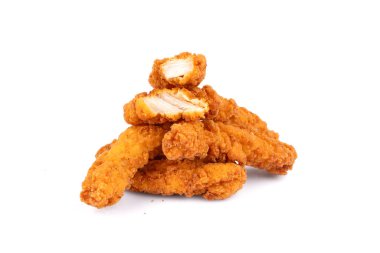 Beyaz arka planda kızarmış tavuk göğsü şeritleri. İzole edilmiş tavuk cipsi.