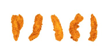 Beyaz arka planda kızarmış tavuk göğsü şeritleri. İzole edilmiş tavuk cipsi.