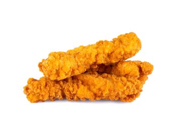 Beyaz arka planda kızarmış tavuk göğsü şeritleri. İzole edilmiş tavuk cipsi.
