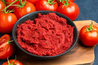 Taze domates ezmesi ya da siyah arkaplanda püre.