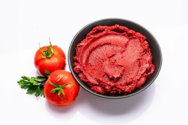 Beyaz arka planda taze domates ezmesi veya püre.