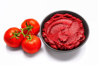Beyaz arka planda taze domates ezmesi veya püre.