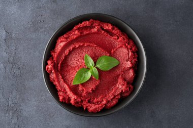 Taze domates ezmesi ya da siyah arkaplanda püre.