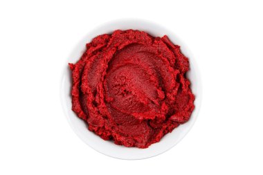 Domates, biber ya da püre beyaz arkaplandaki yemeklere tat katmaya hazır.