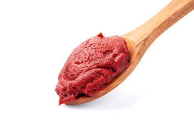 Domates, biber ya da püre beyaz arkaplandaki yemeklere tat katmaya hazır.