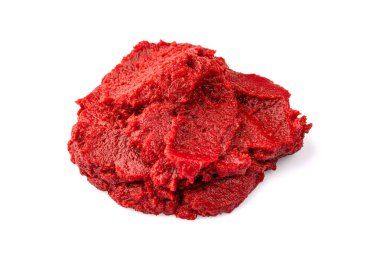 Domates, biber ya da püre beyaz arkaplandaki yemeklere tat katmaya hazır.