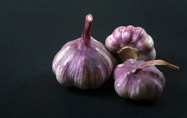 Geleneksel baharatlar. Sarımsak, kekik ve biber karışımı. Kapat.