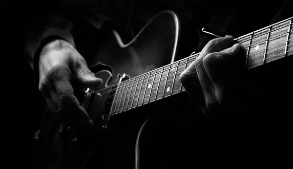 Gitarist elleri ve gitar kapatmak. 