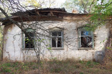 Kırık pencereli terk edilmiş bir ev