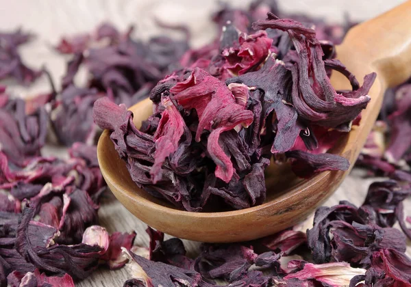 Ahşap arka planda kurutulmuş siyah çay.