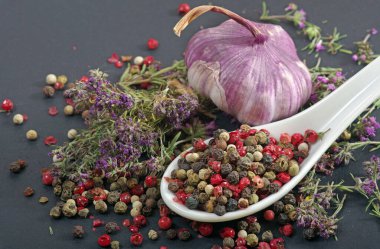 Geleneksel baharatlar. Sarımsak, kekik ve biber karışımı. Kapat.