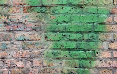 Duvardaki eski yeşil boya.