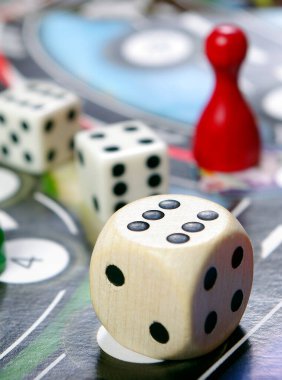 bir zar ile bir tahta üzerinde zar.