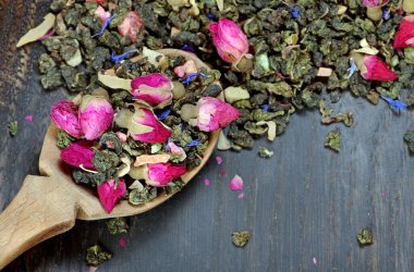 Çay yaprakları ve taç yaprakları