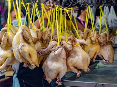 Bangkok, 19 Ocak 2023: Çin Yeni Yılı, kızarmış ördekler, haşlanmış tavuklar ve diğer etler müşterilerin seçebilmesi için hazırlandı ve asıldı..