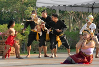 Pattaya, Tayland, 15 Şubat 2025: Tayland tiyatro dansının zengin sanatsal geleneklerini üç kuklacıyla sorunsuzca birleştiren bir açık hava gösterisi.
