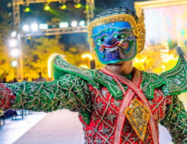 Tayland 'dan geleneksel maskeli bir dans, Ramakien destanından bir karakter özenle hazırlanmış, ışıltılı bir kostüm.