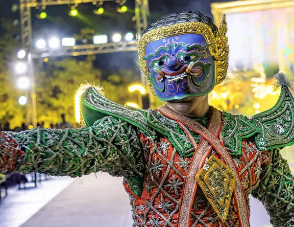 Tayland 'dan geleneksel maskeli bir dans, Ramakien destanından bir karakter özenle hazırlanmış, ışıltılı bir kostüm.
