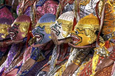Ramayana hikayesindeki Hanuman karakterlerini tasvir eden, zengin kültür mirasını sergileyen, geleneksel kostümler içindeki bir dizi sanatçı stilize maske takıyor..