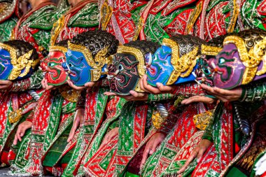 Canlı, özenle hazırlanmış geleneksel kostümlerle bir dizi sanatçı stilize maskeler takıyor, Ramayana hikayesindeki şeytan karakterleri tasvir ediyor, zengin kültürel mirası sergiliyorlar..