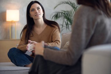 Psikolog seansı. Orta yaşlı bir kadın bir kadın psikologla terapi görüyor.