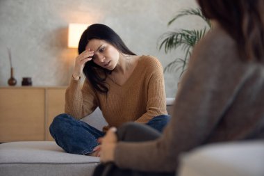 Psikolog seansı. Orta yaşlı bir kadın bir kadın psikologla terapi görüyor.