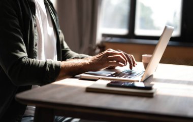 Bilgisayarda çalışırken klavyede el yazısı yazısıyla sohbet eden arkadaş arama bilgisi formuyla internet. Teknoloji aygıtı iletişim işçileri için kavram