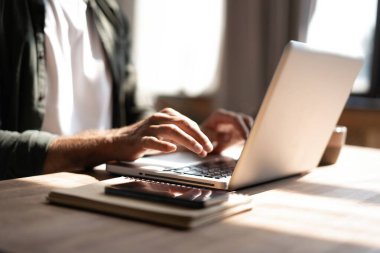 Bilgisayarda çalışırken klavyede el yazısı yazısıyla sohbet eden arkadaş arama bilgisi formuyla internet. Teknoloji aygıtı iletişim işçileri için kavram