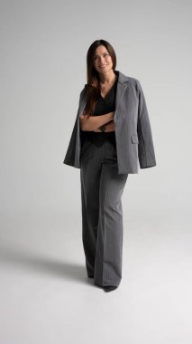 Gülümseyen zarif genç iş kadını. Beyaz arkaplanda tam gövde izole