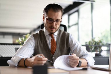 Kâğıt belgeleri, mektupları okuyan, hoş haberler alan, iş yerinde çalışan, masa başında oturan başarılı iş adamı, serbest çalışan iyi bir teklifle kontrata bakan biri.