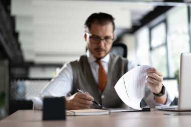 Kâğıt belgeleri, mektupları okuyan, hoş haberler alan, iş yerinde çalışan, masa başında oturan başarılı iş adamı, serbest çalışan iyi bir teklifle kontrata bakan biri.
