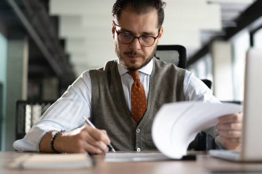 Kâğıt belgeleri, mektupları okuyan, hoş haberler alan, iş yerinde çalışan, masa başında oturan başarılı iş adamı, serbest çalışan iyi bir teklifle kontrata bakan biri.