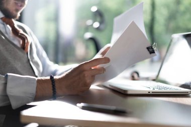 İş adamı ellerinin kalem tutması kağıt yığınıyla çalışmak, bilgi aramak, iş raporları ve modern ofiste tamamlanmamış yığınla belge.