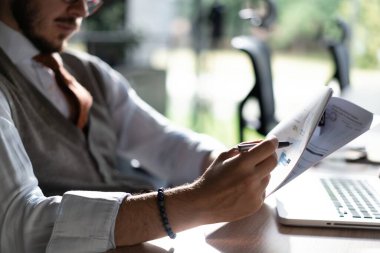 Kâğıt belgeleri, mektupları okuyan, hoş haberler alan, iş yerinde çalışan, masa başında oturan başarılı iş adamı, serbest çalışan iyi bir teklifle kontrata bakan biri.