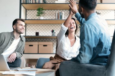 Beş ilgili ve sözleşme ya da yurt dışında ortaklarla anlaşma imzalama sonra veren işadamları. Ofis iç takım çalışmaları gösteren iş arkadaşları.