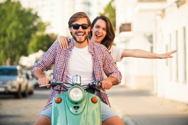 Birbirine aşık bir çift, motosiklet süren yakışıklı bir adam ve genç seksi bir kadın seyahati. Seyahat, romantizm, eğlence. Macera ve tatil kavramı.