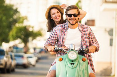 Birbirine aşık bir çift, motosiklet süren yakışıklı bir adam ve genç seksi bir kadın seyahati. Seyahat, romantizm, eğlence. Macera ve tatil kavramı.