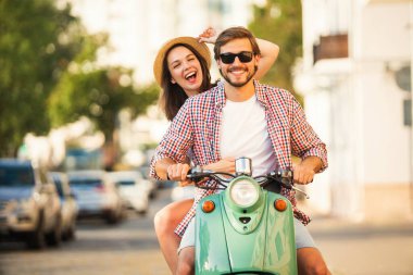 Birbirine aşık bir çift, motosiklet süren yakışıklı bir adam ve genç seksi bir kadın seyahati. Seyahat, romantizm, eğlence. Macera ve tatil kavramı.