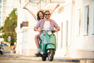 Birbirine aşık bir çift, motosiklet süren yakışıklı bir adam ve genç seksi bir kadın seyahati. Seyahat, romantizm, eğlence. Macera ve tatil kavramı.