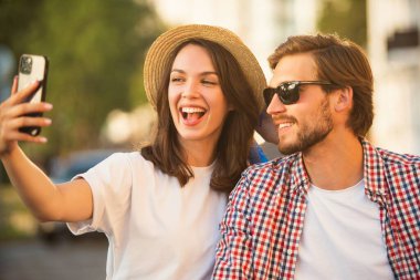 Selfie şehirde alarak sevgi dolu mutlu çift