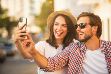 Selfie şehirde alarak sevgi dolu mutlu çift